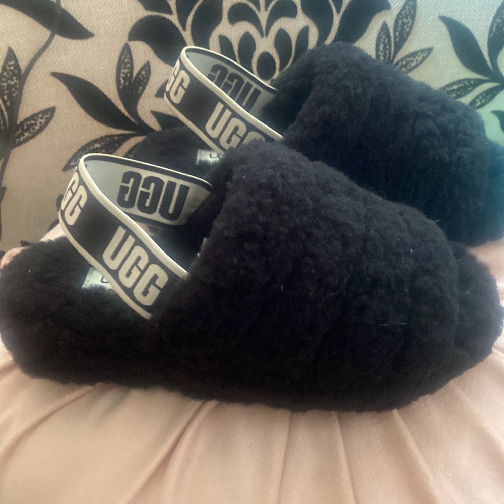 🎀 UGG Women's Cozy Black Slippers size 6 EUC - Picture 2 of 7